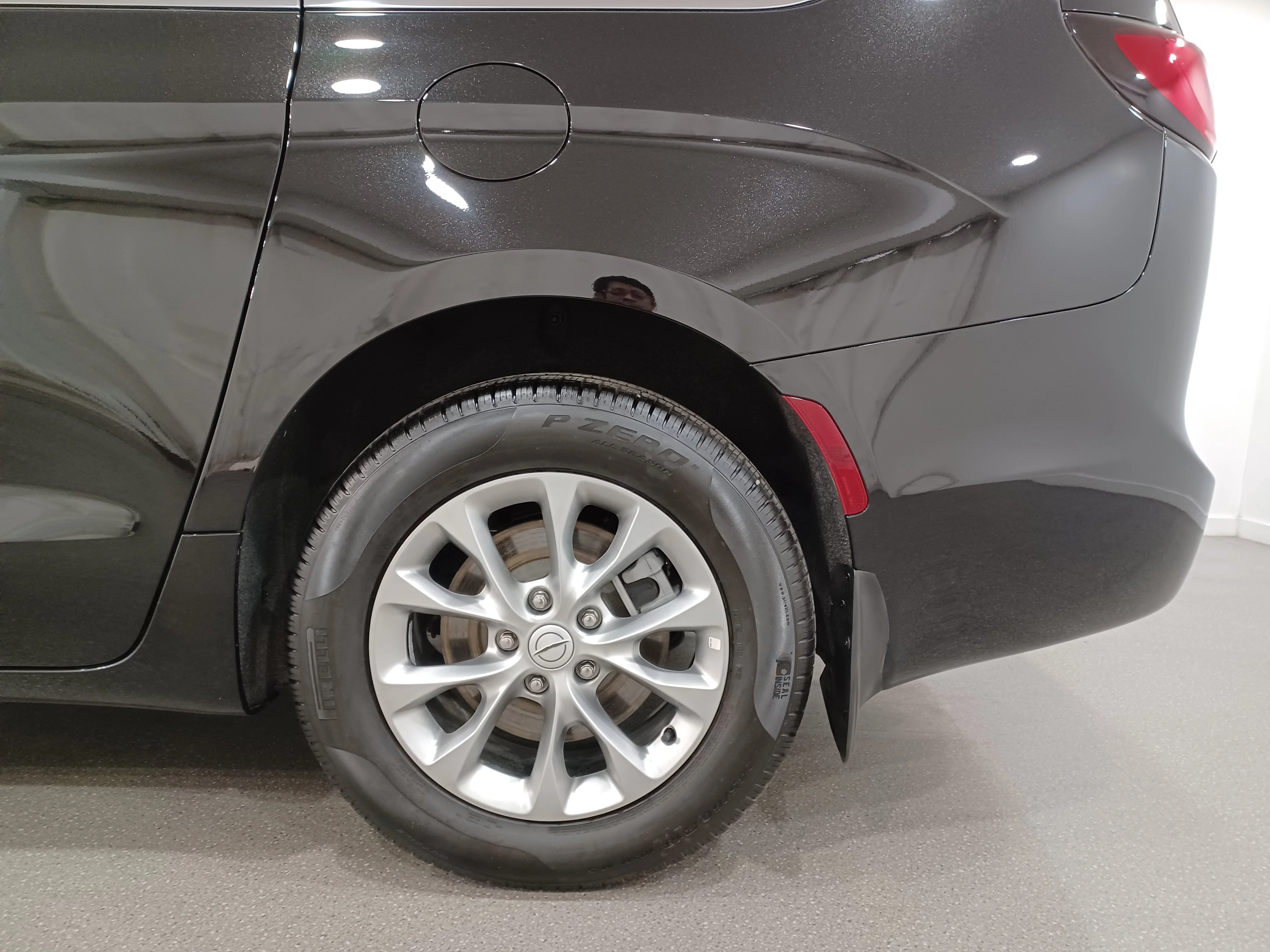 Certified Used 2026 Diamond Black Crystal Pearl Chrysler Select AWD*7 Pass | Adaptive Cruise | Remote Start | Htd Leather | Pano Roof | Htd Wheel | CarPlay image 22