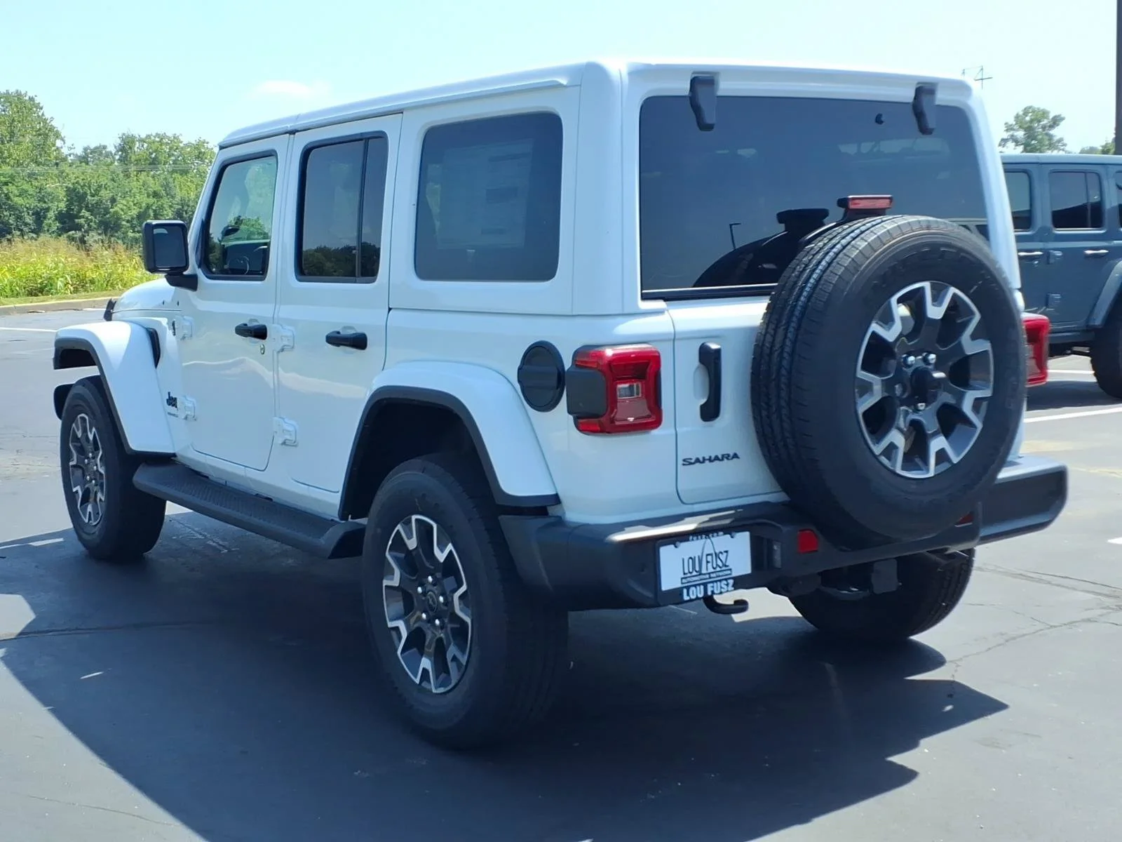 New 2026 Bright White Clear-Coat Exterior Paint Jeep Sahara image 4