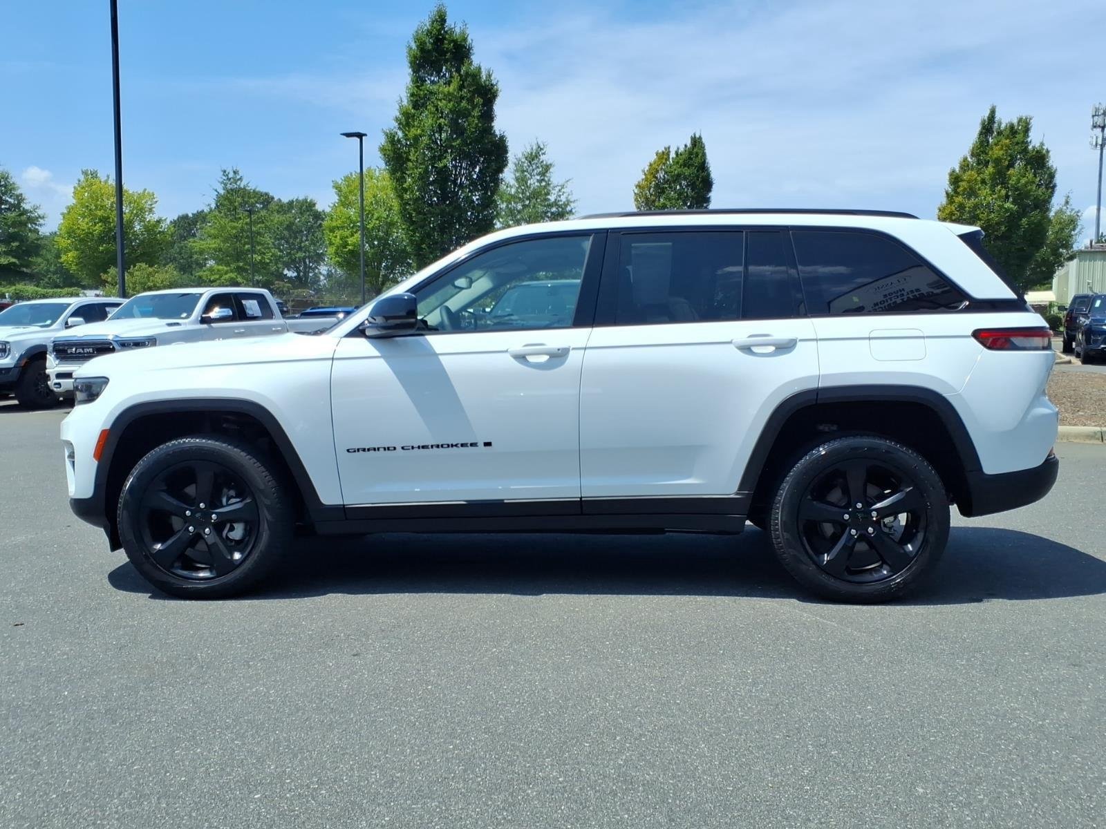 Used 2023 Bright White Clearcoat Jeep Limited image 3