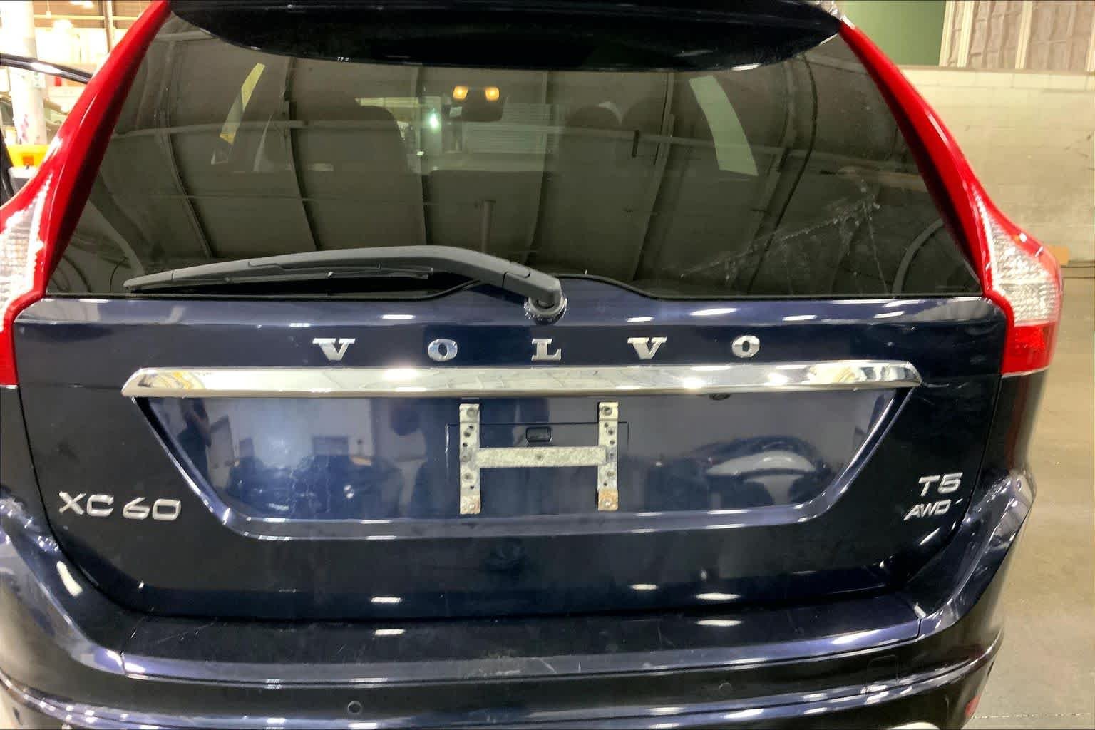 Used 2017 Magic Blue Metallic Volvo Dynamic image 31