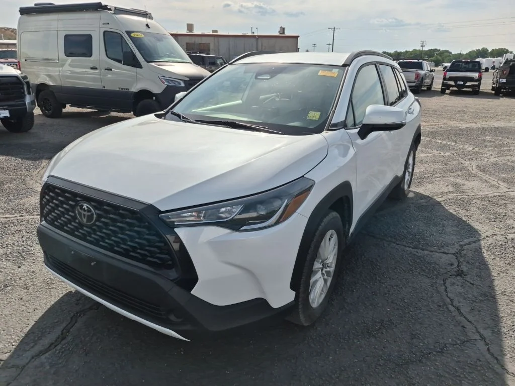Used 2023 Pearl Toyota LE image 3