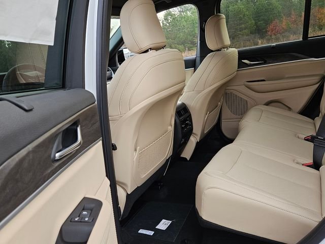 New 2025 Bright White Clear-Coat Exterior Paint Jeep Limited image 7