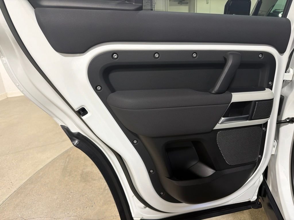 Used 2023 White Land Rover SE image 20