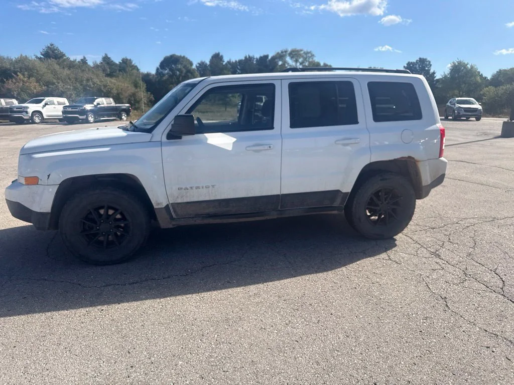 Used 2015 Bright White Clearcoat Jeep Sport image 2