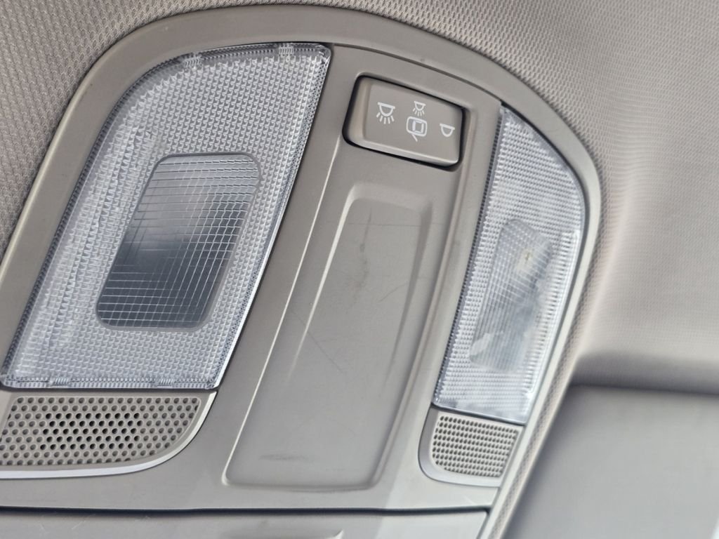 Used 2018 White Hyundai SE image 33