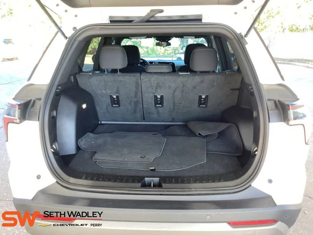 Used 2026 Summit White Chevrolet LT image 10