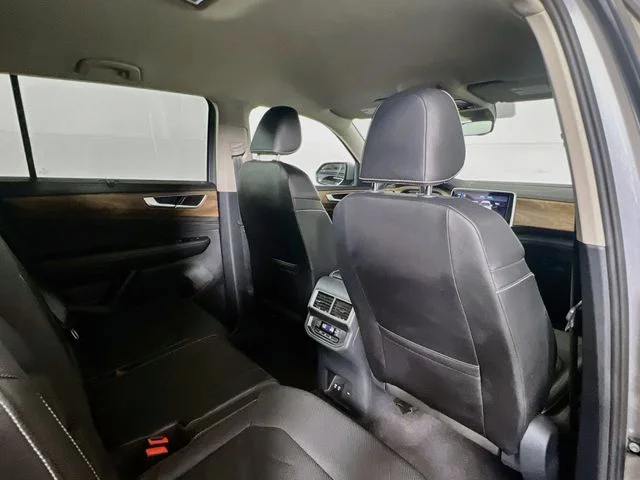 2025 Volkswagen Atlas SE w/Tech - Photo 10