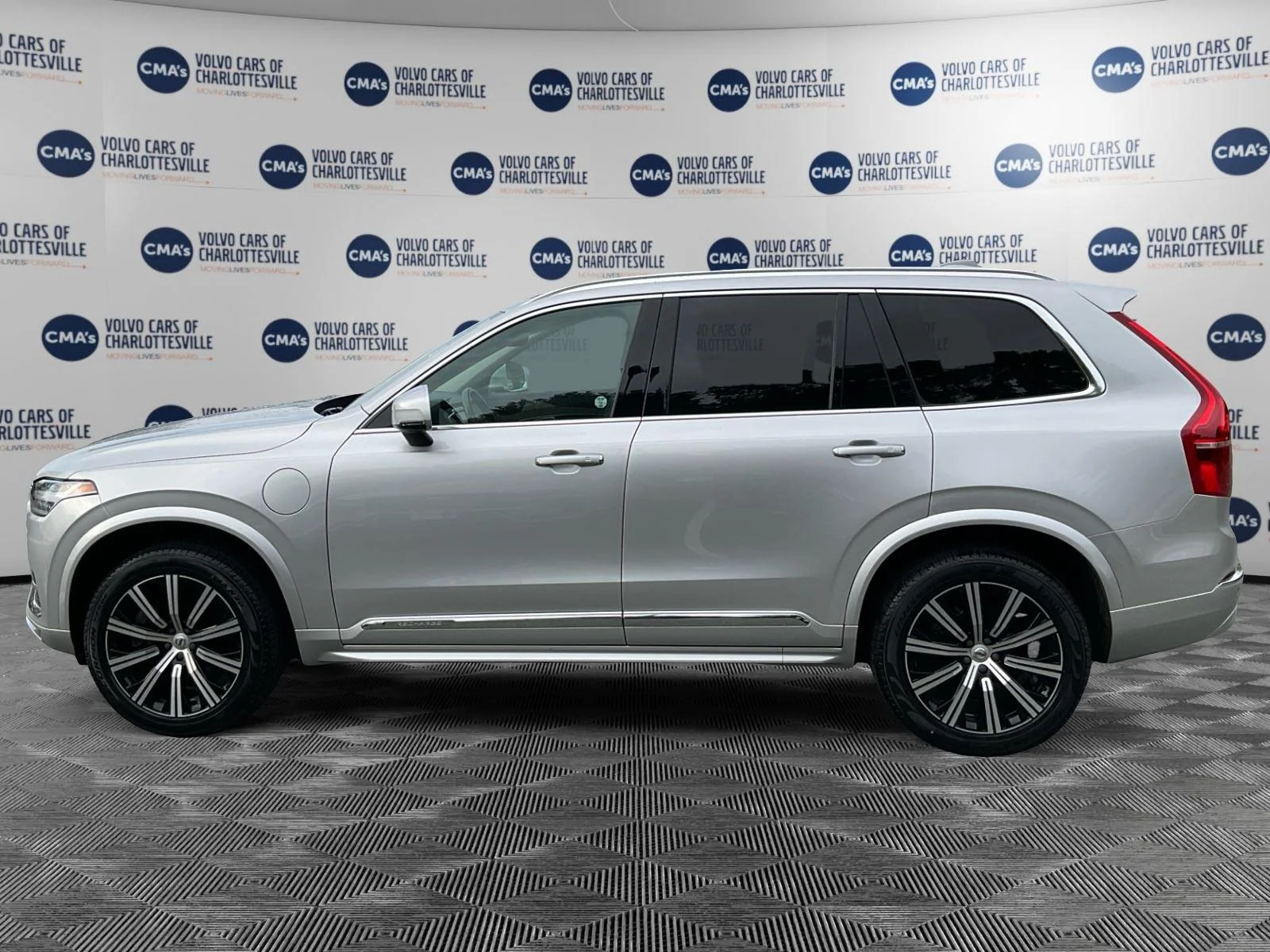 Used 2022 Bright Silver Metallic Volvo Inscription image 2
