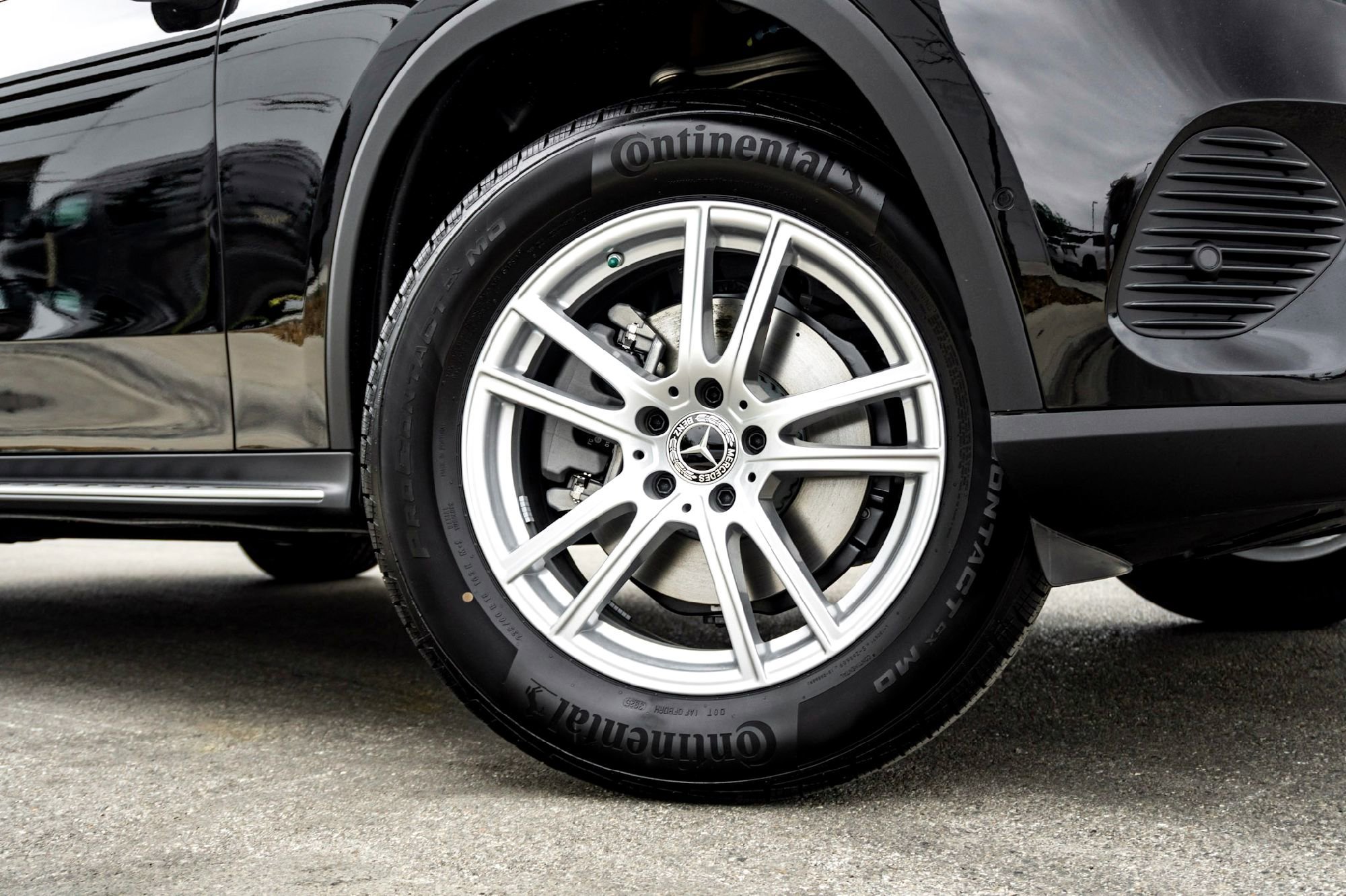 New 2026 Obsidian Black Metallic Mercedes-Benz GLC 300 image 2