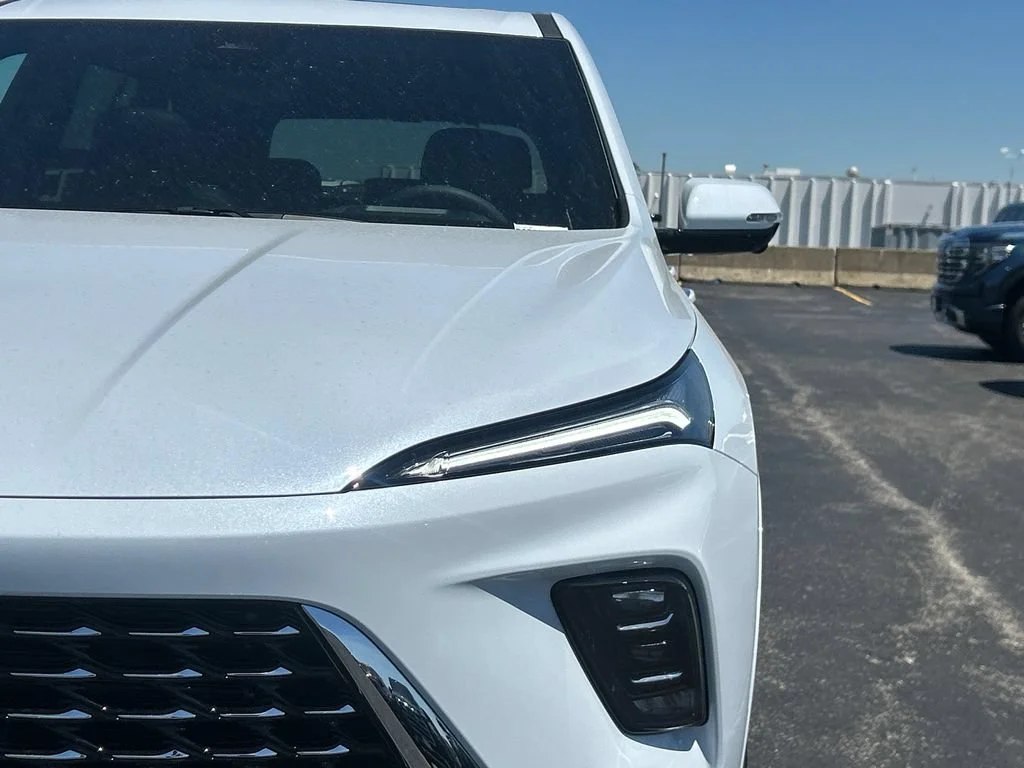 New 2026 Iridescent White Tricoat Buick Avenir image 12