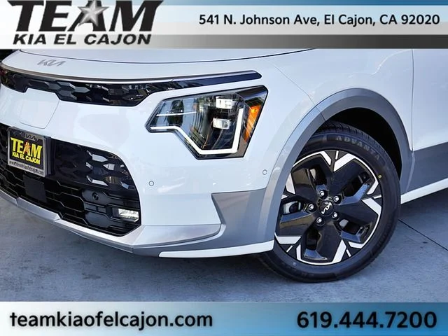 Certified Used 2023 White Kia Wave image 3