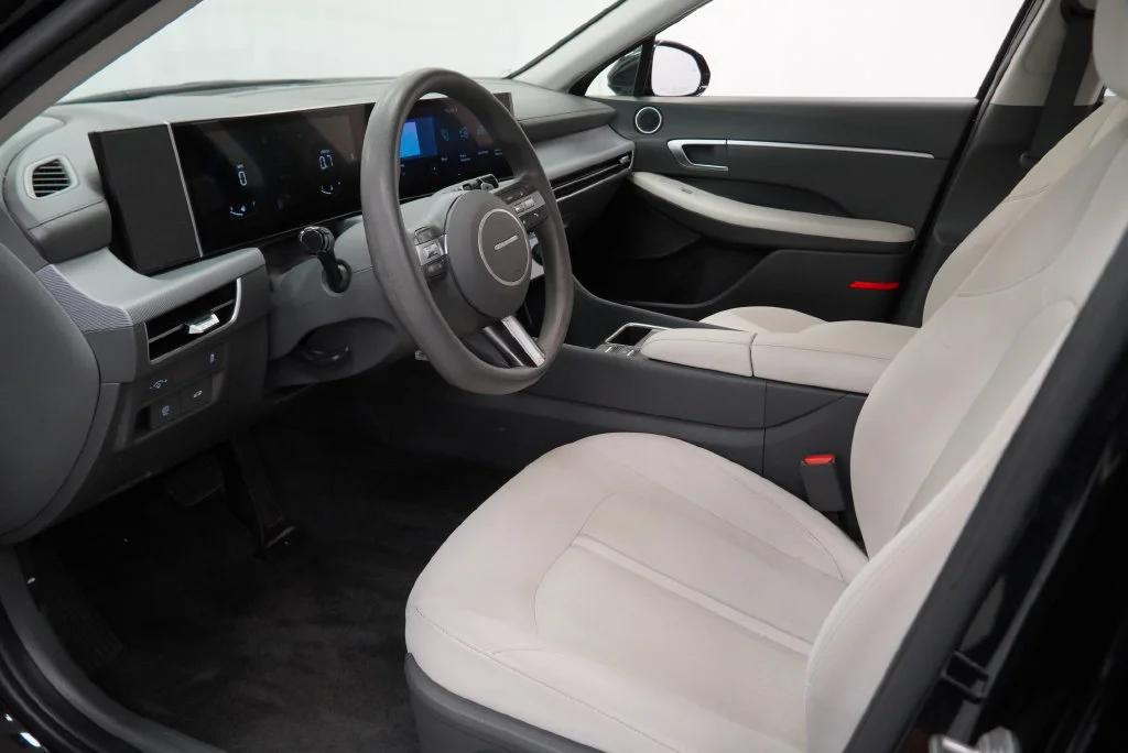 Used 2025 Abyss Black Hyundai SEL image 23