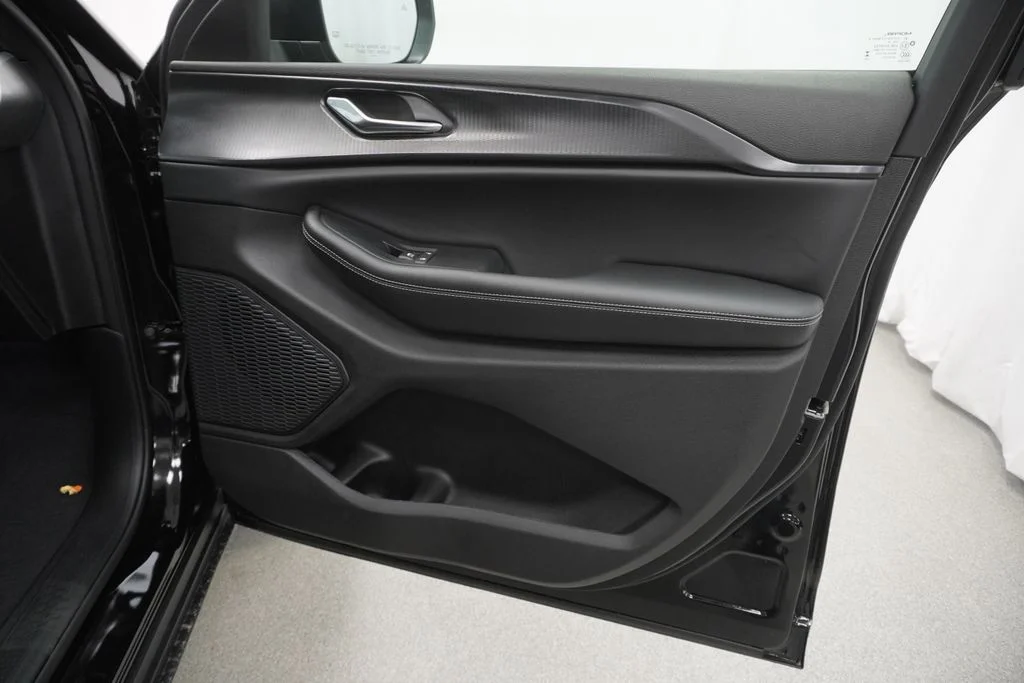 New 2026 Diamond Black Crystal Pearlcoat Jeep Laredo image 34