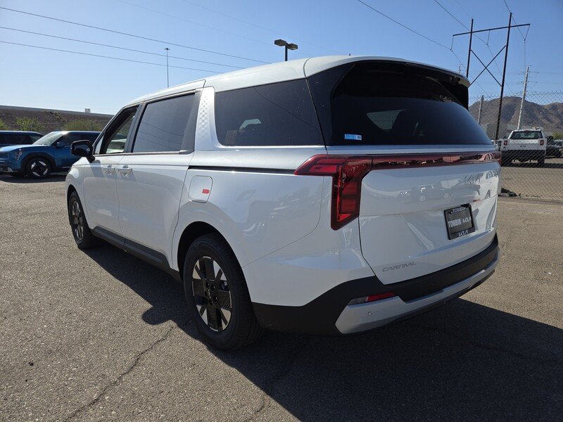 New 2026 Snow White Pearl Kia LXS image 4