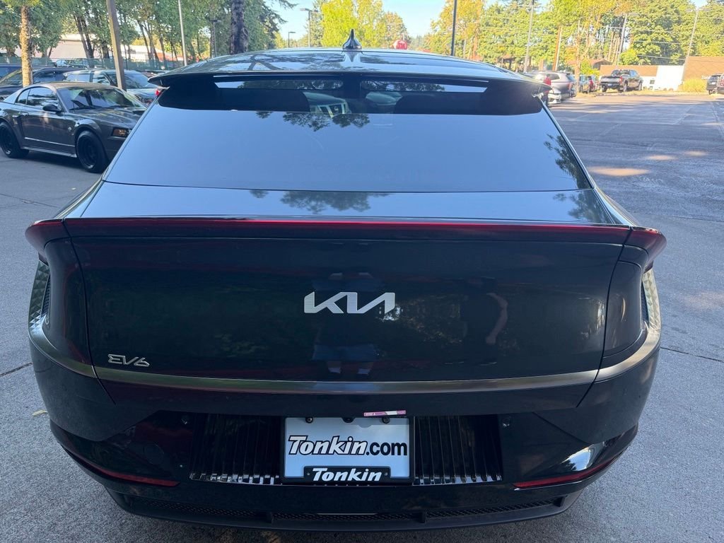 Used 2024 Interstellar Gray Kia Wind image 5