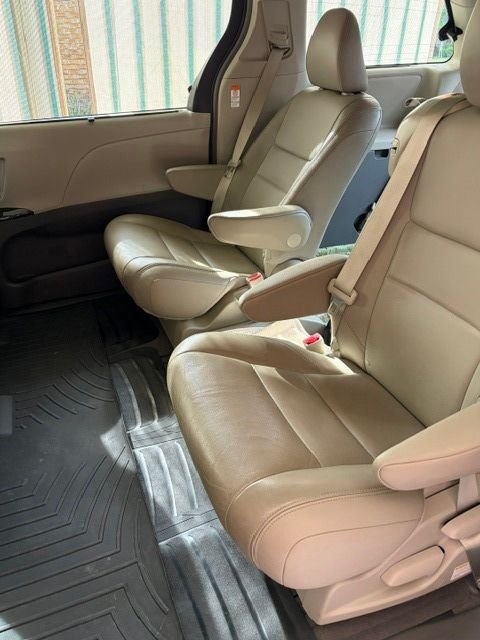 Used 2015 Red Toyota XLE Premium image 3