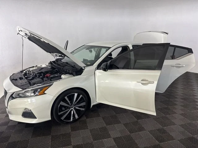 Used 2020 White Nissan 2.5 SR image 10