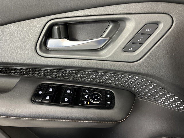 Used 2023 Deep Ocean Blue Pearl/Black Diamond Pearl Nissan ENGAGE image 28