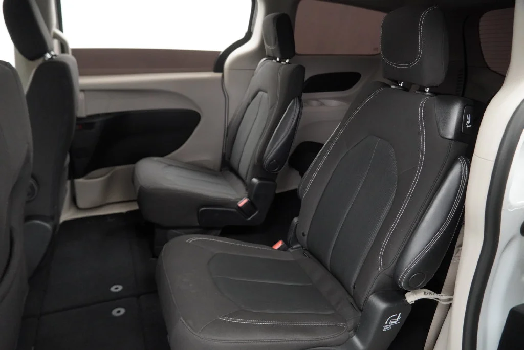Used 2023 White Chrysler LX image 4