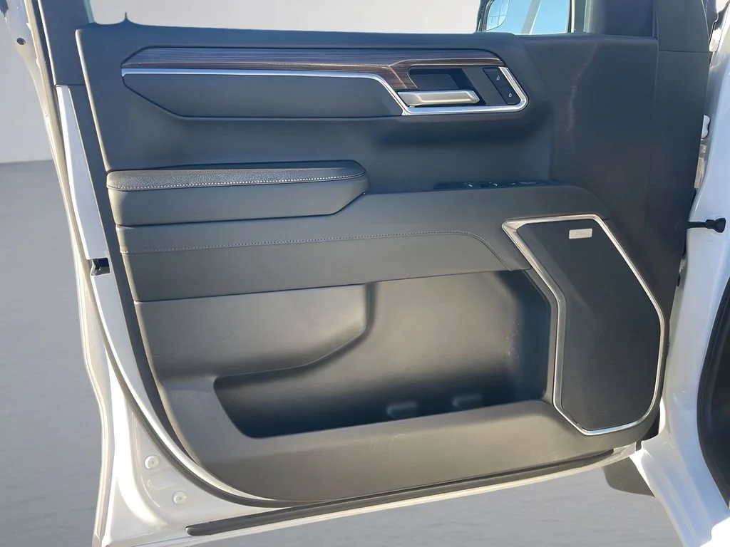 Used 2024 Summit White Chevrolet RST image 31