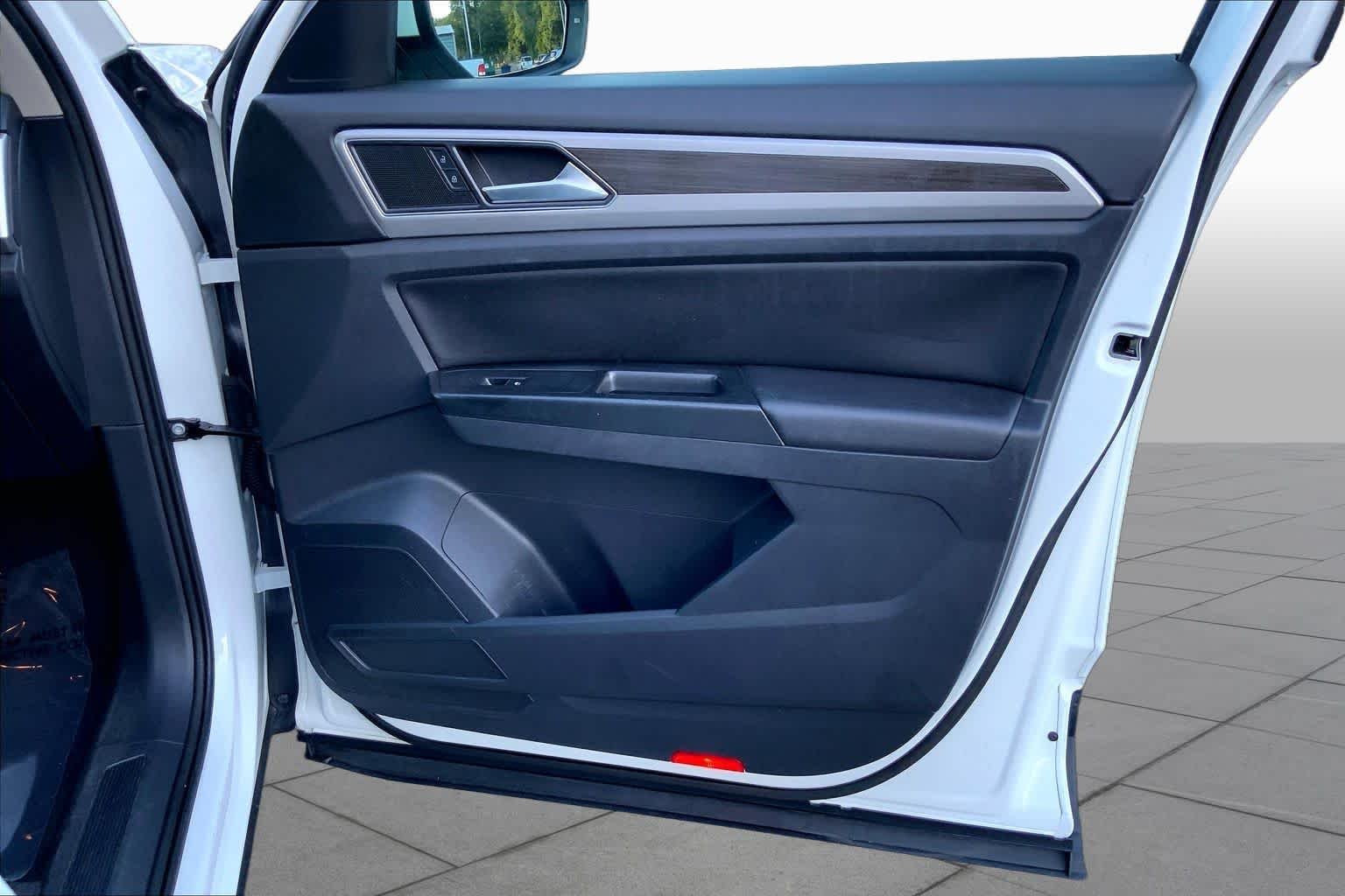 Used 2019 Pure White Volkswagen 3.6L V6 SE w/Technology image 20