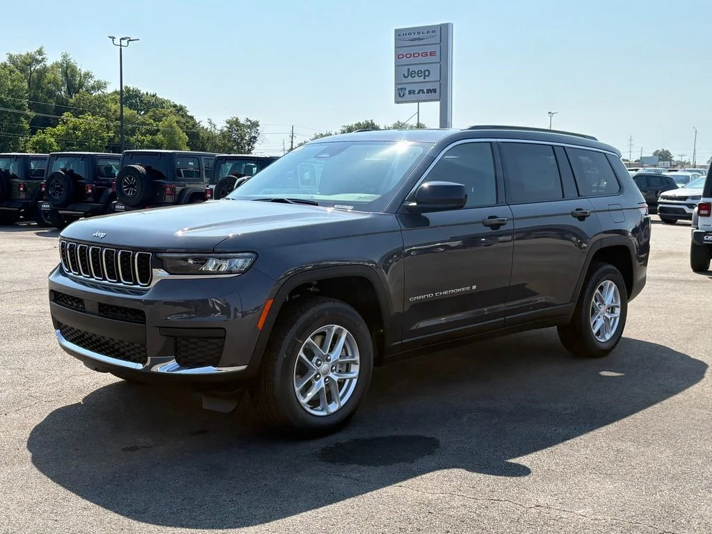 New 2026 Baltic Gray Metallic Clear-Coat Exterior Paint Jeep Laredo image 3