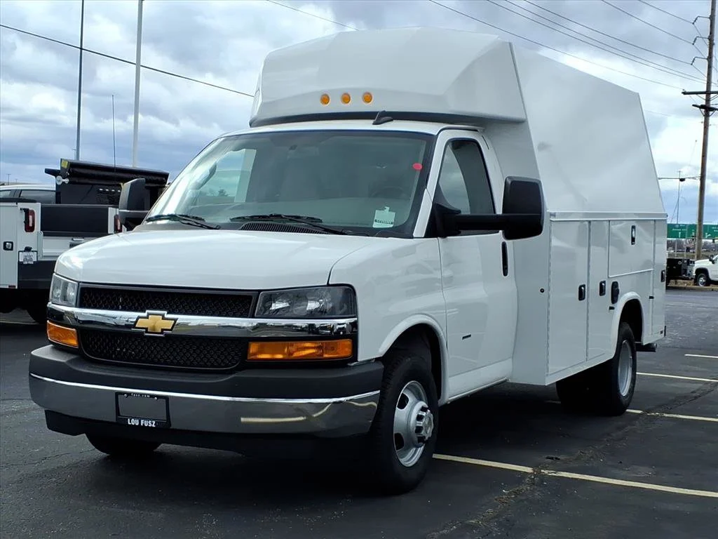 New 2025 Summit White Chevrolet 1WT image 2