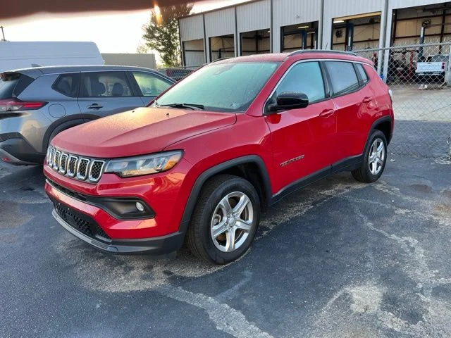 Used 2024  Jeep Latitude image 5