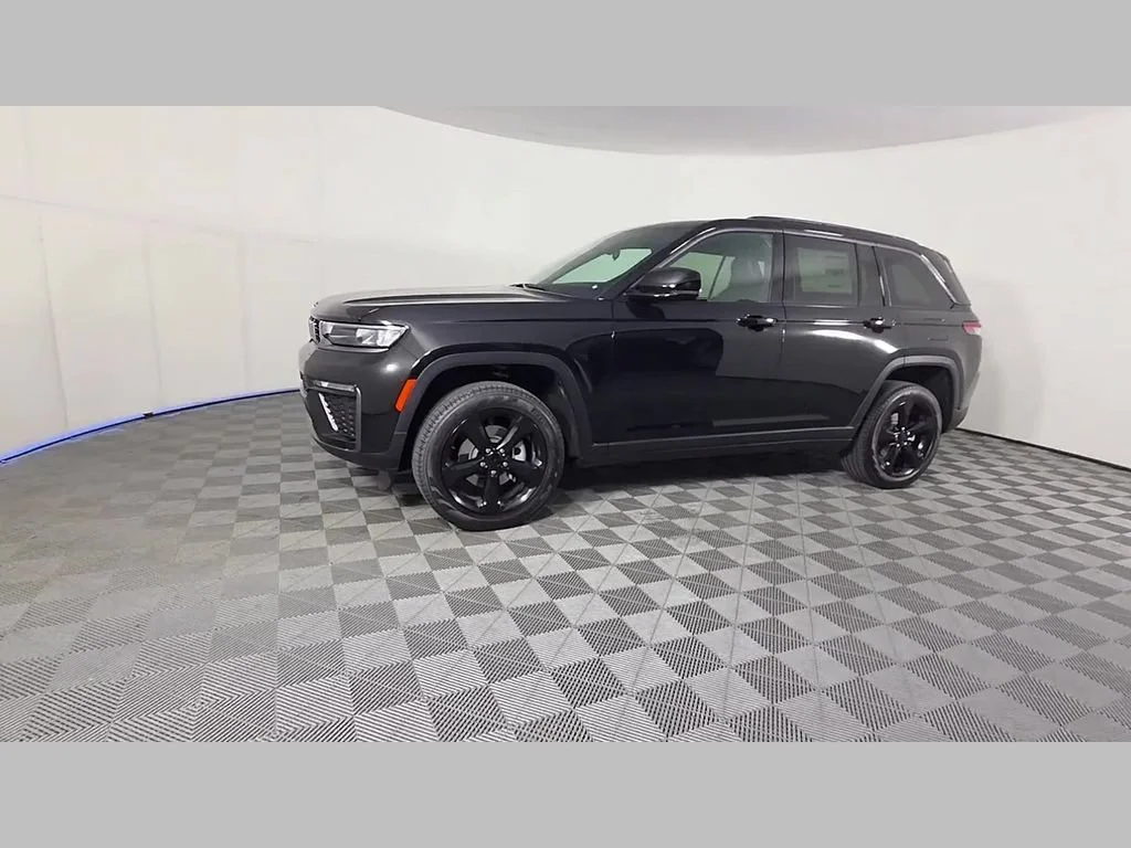 New 2026 Diamond Black Crystal Pearl-Coat Exterior Paint Jeep Limited image 33