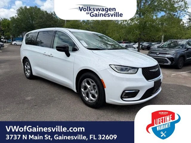 2024 Chrysler Pacifica Limited's photo