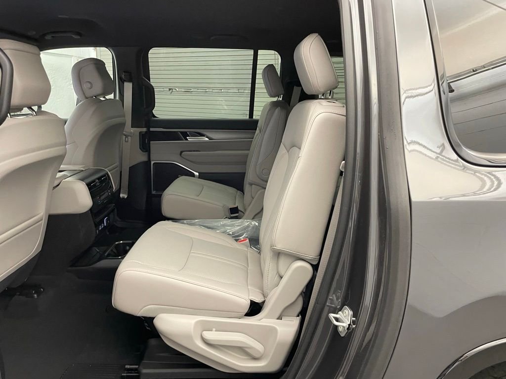 New 2026 Baltic-Gray Metallic Clear-Coat Exterior Paint Jeep  image 16
