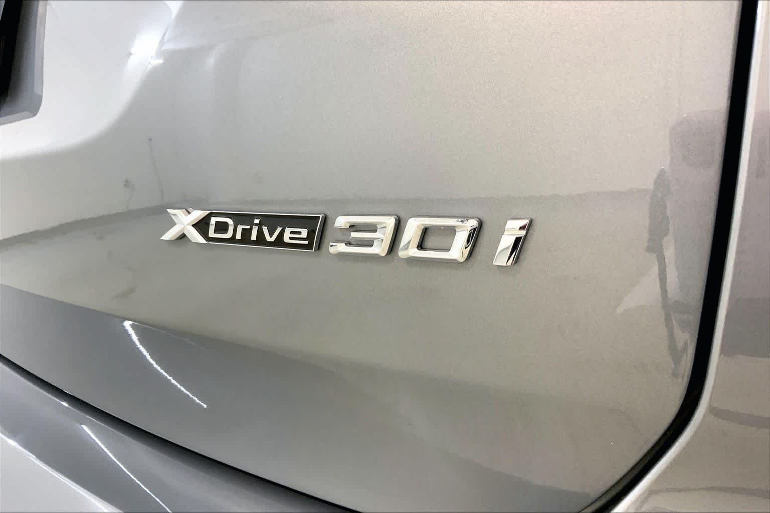 Used 2024 Skyscraper Grey Metallic BMW xDrive30i image 9
