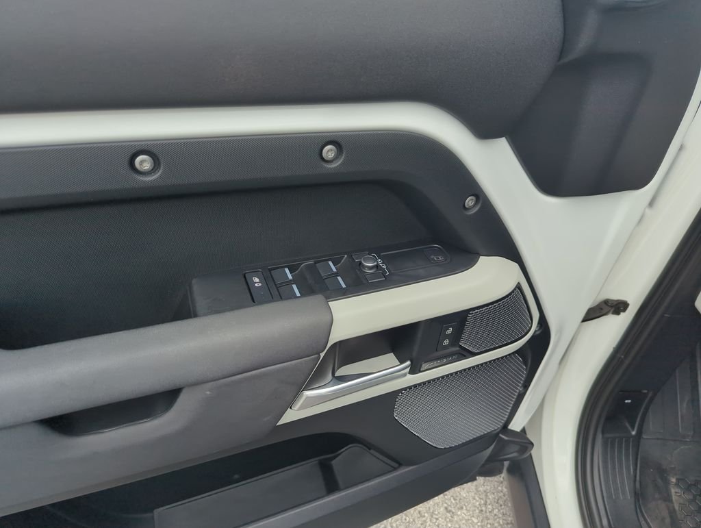 Used 2022  Land Rover S image 18