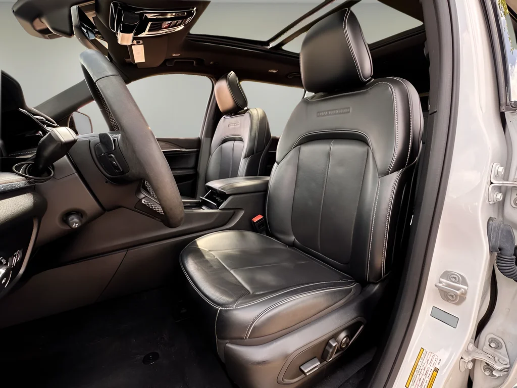 Used 2023 White/off-white Jeep Overland image 6