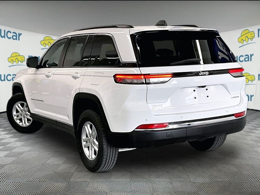 Used 2025 Bright White Clearcoat Jeep Laredo image 4