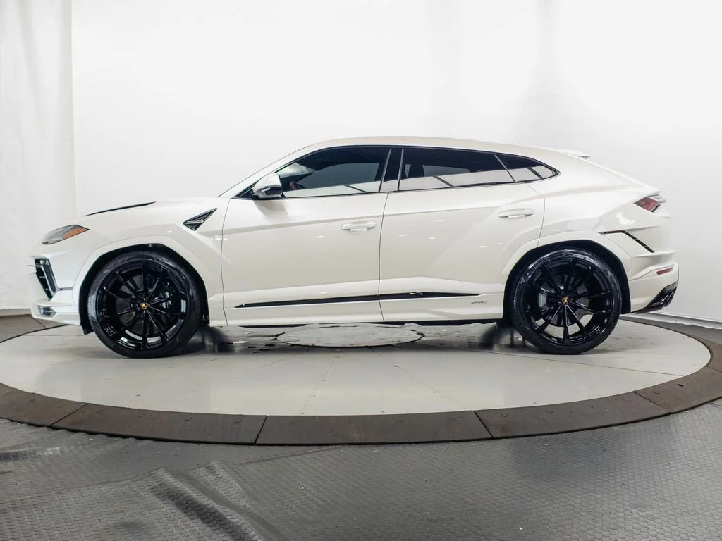Used 2023 Balloon White Metallic Lamborghini S image 4