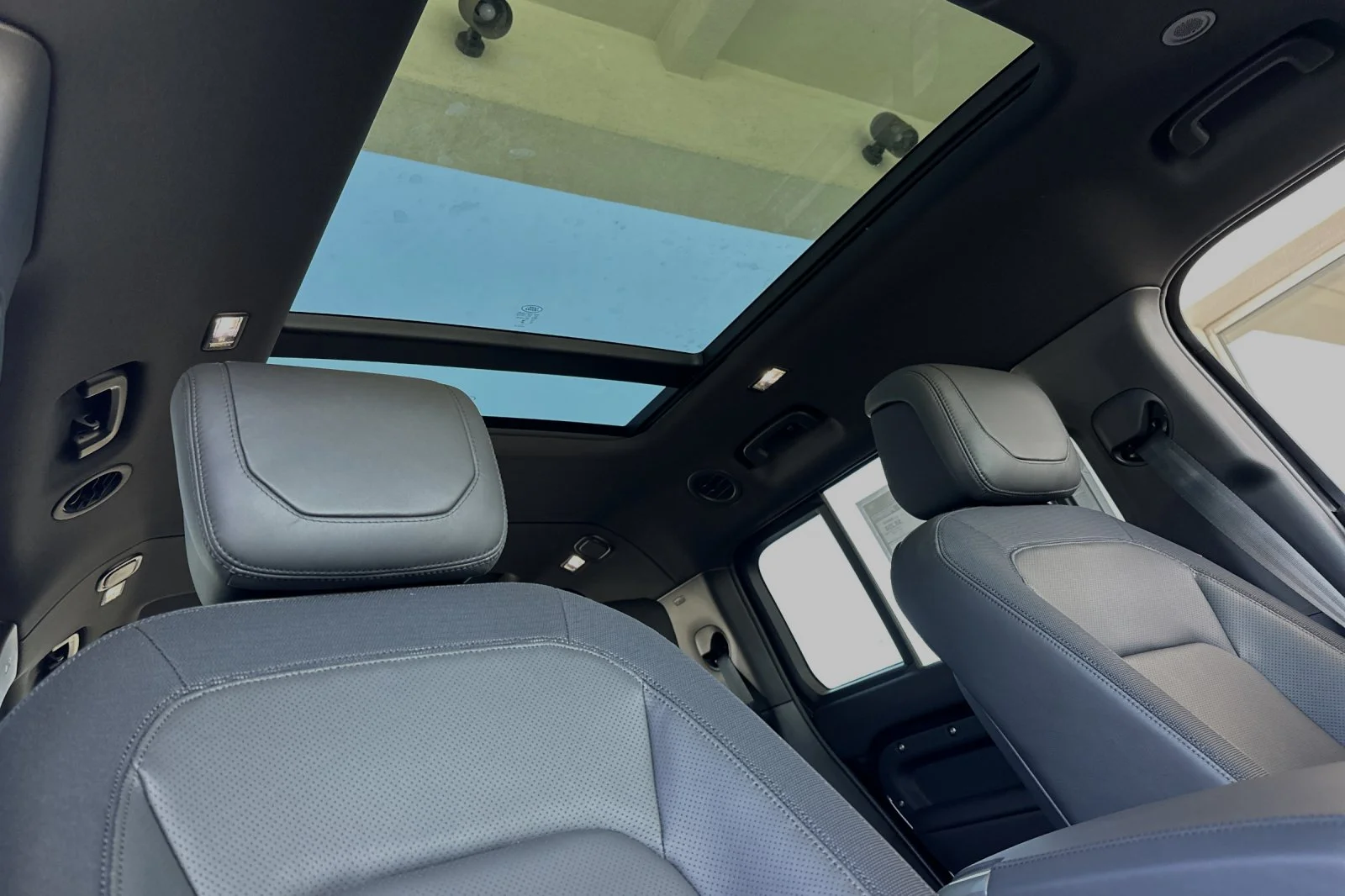 New 2024 Santorini Black Land Rover X-Dynamic SE image 16