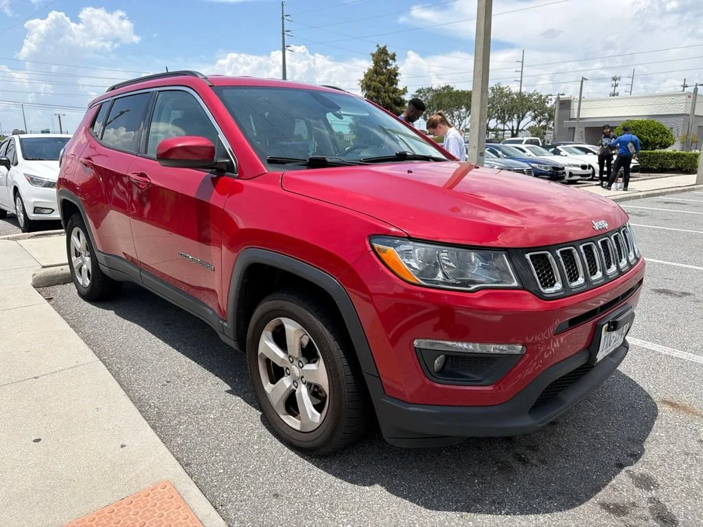 Used 2018 Red Jeep Latitude 4x4 image 2
