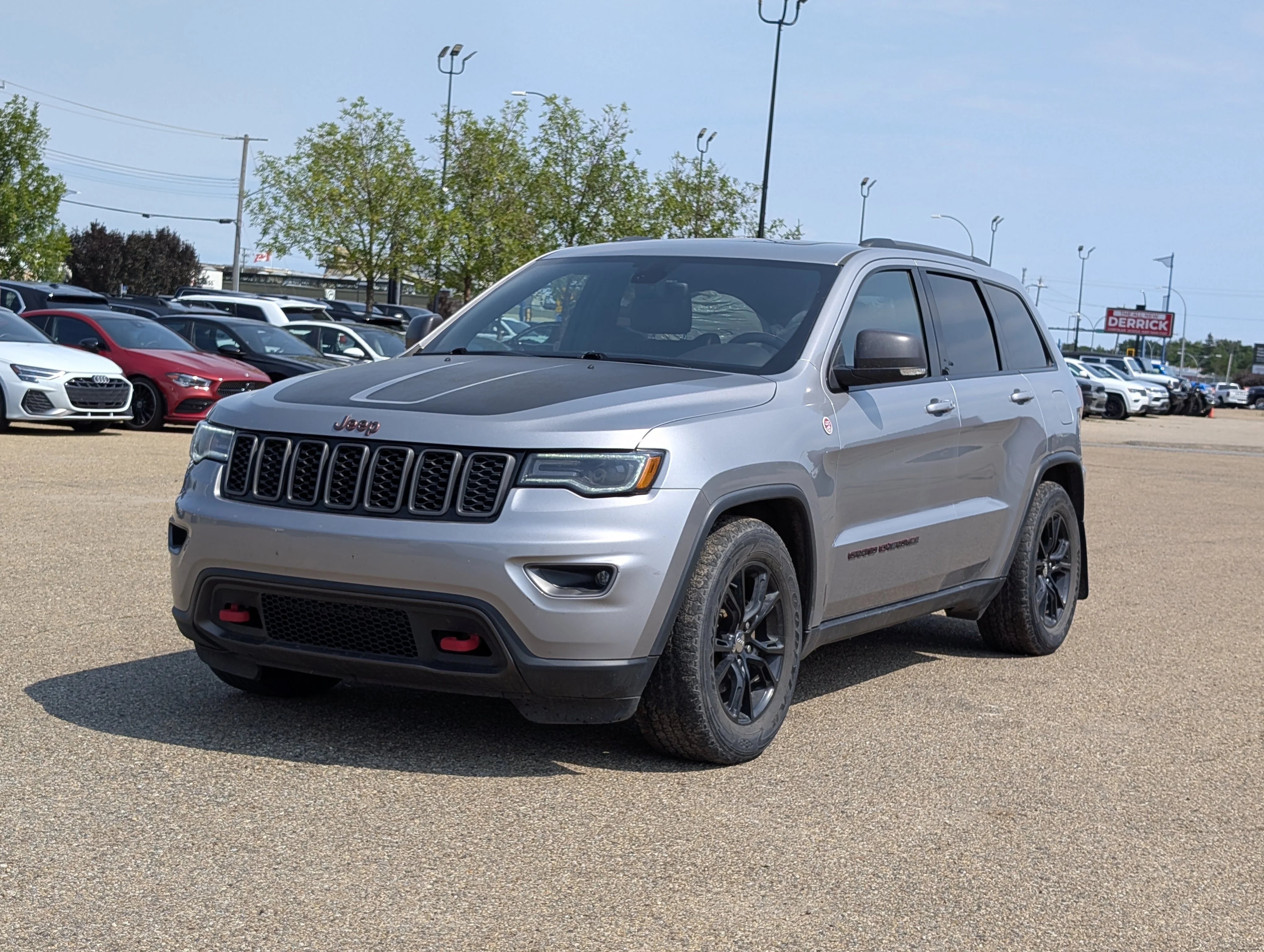 Used 2017 Billet Metallic Jeep Trailhawk image 2