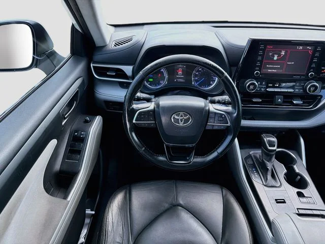 Used 2020 White Toyota LE image 22