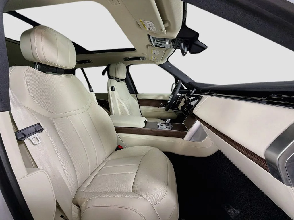 New 2027 Fuji White Land Rover SE image 30