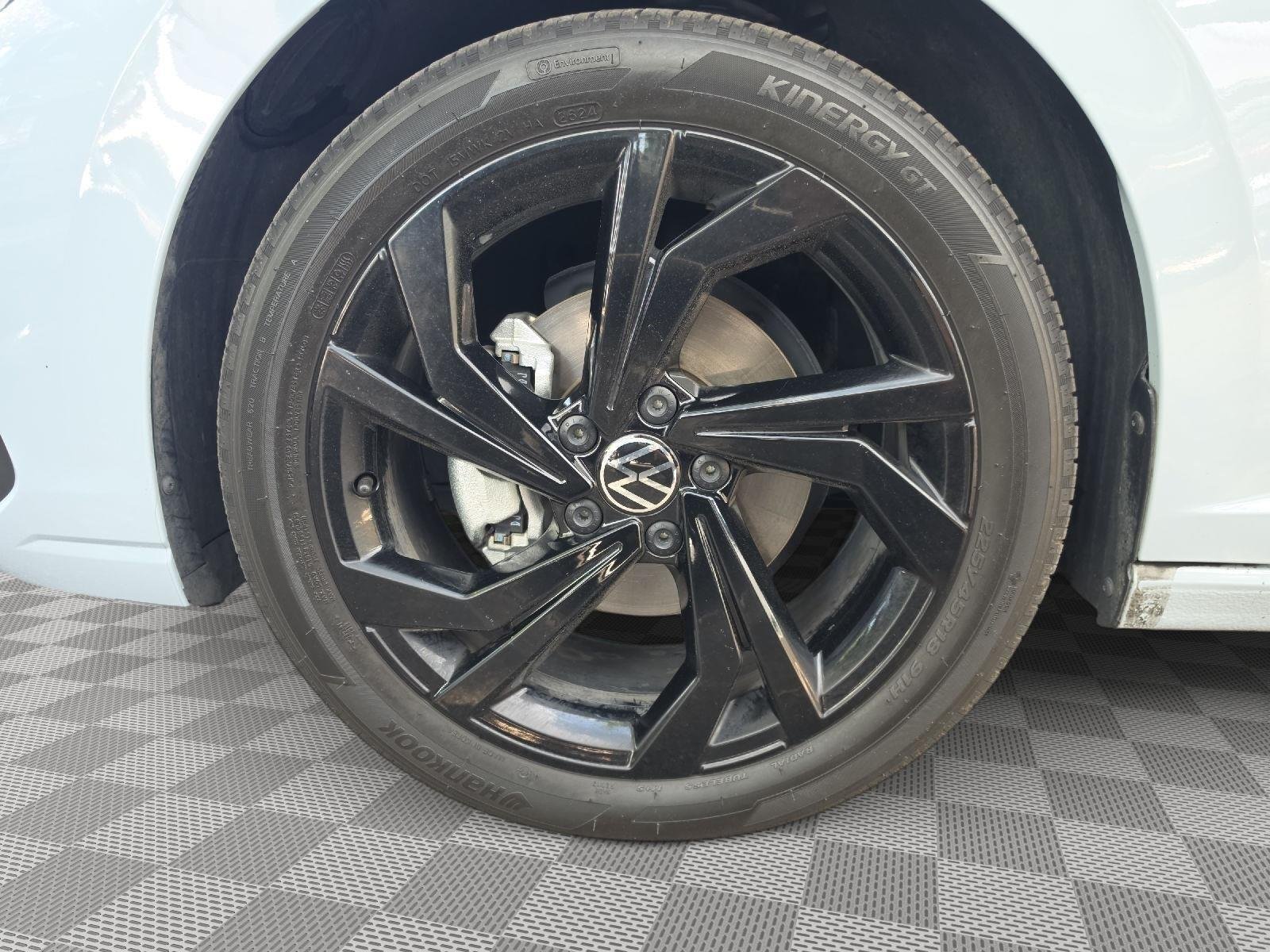 Used 2025 Monument Gray Volkswagen SE image 8