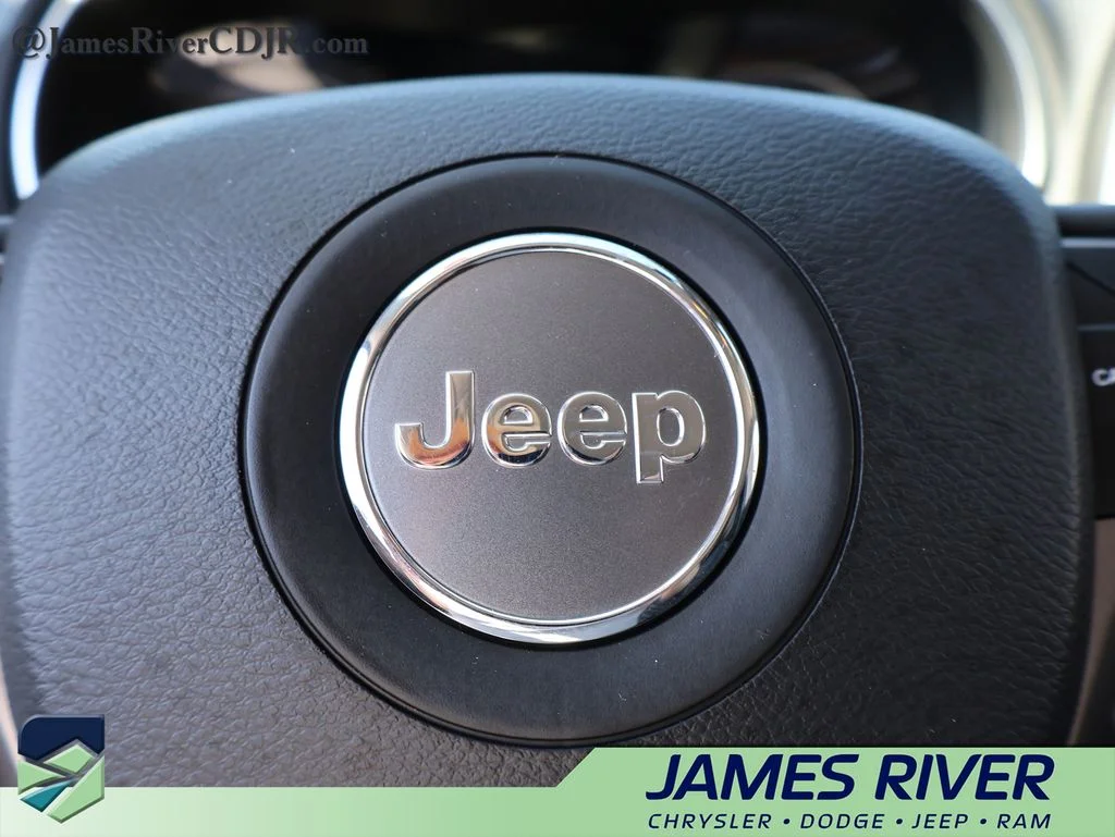 Used 2021 Silver Jeep Latitude Lux image 26