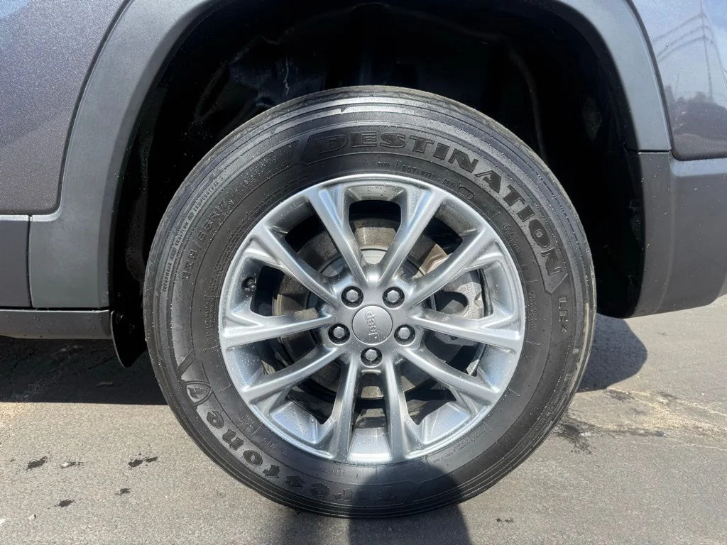 Used 2022 Gray Jeep Latitude Lux image 28
