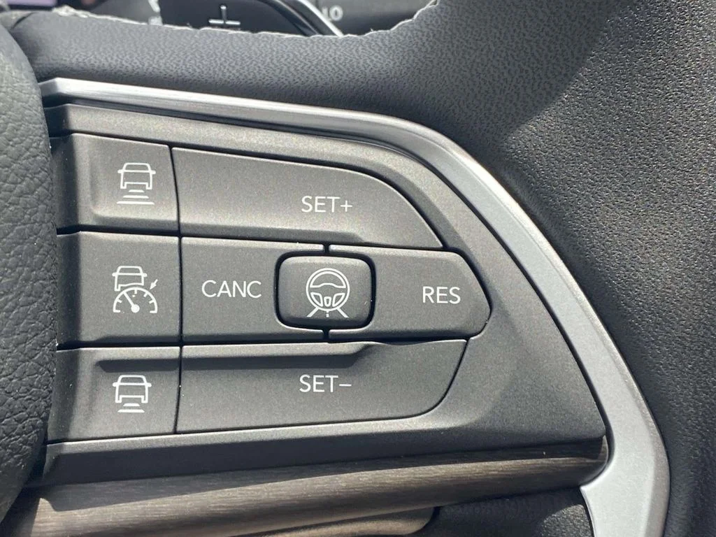 New 2026 Bright White Clear-Coat Exterior Paint Jeep Laredo Altitude image 29
