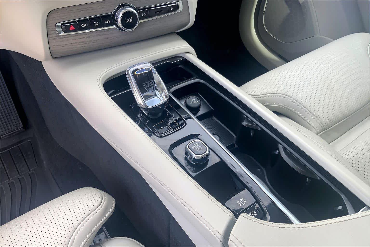 Used 2025 WHITE Volvo Ultra image 33