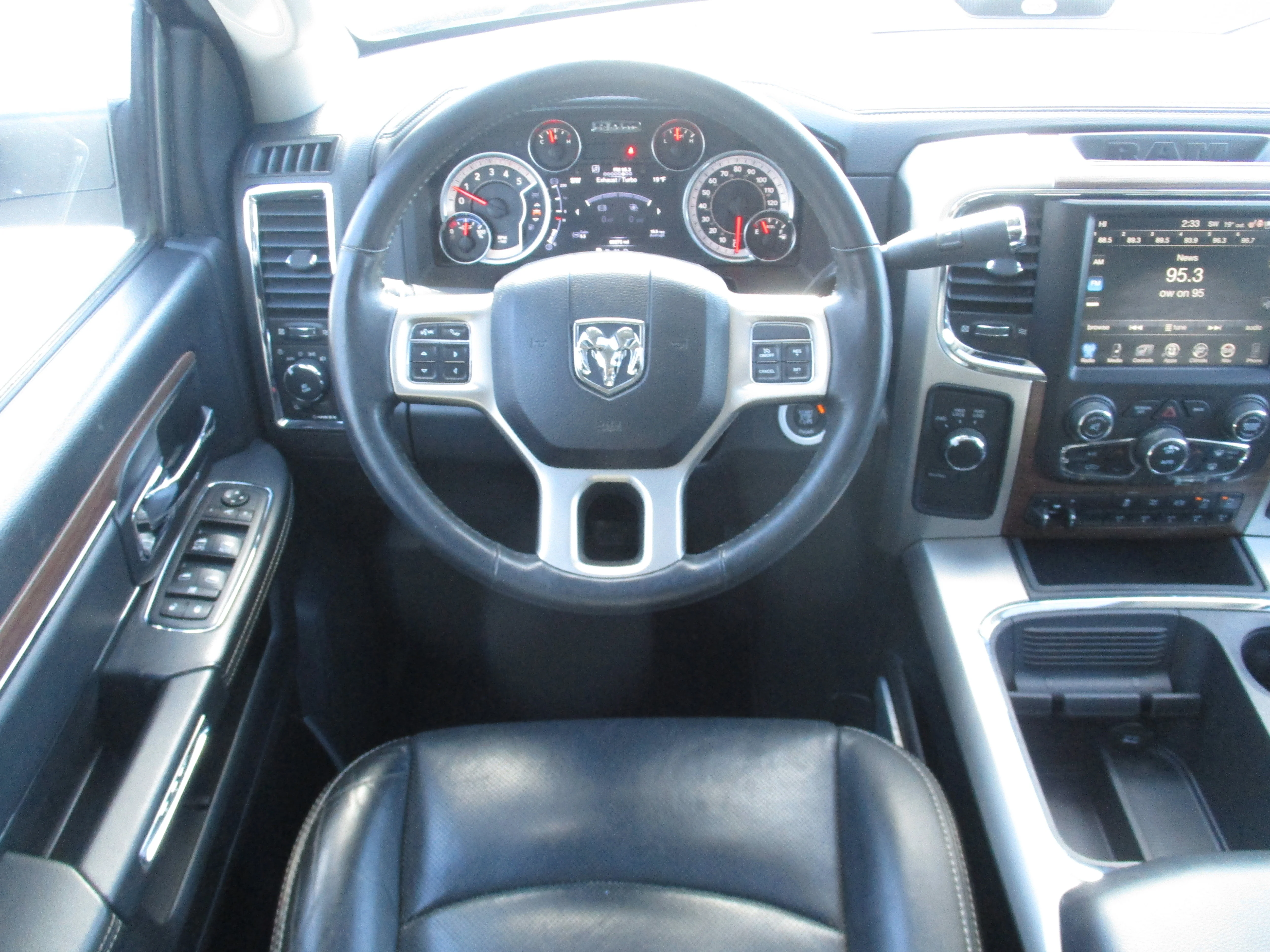 Used 2016 Brilliant Black Crystal Pearlcoat Ram Laramie image 41
