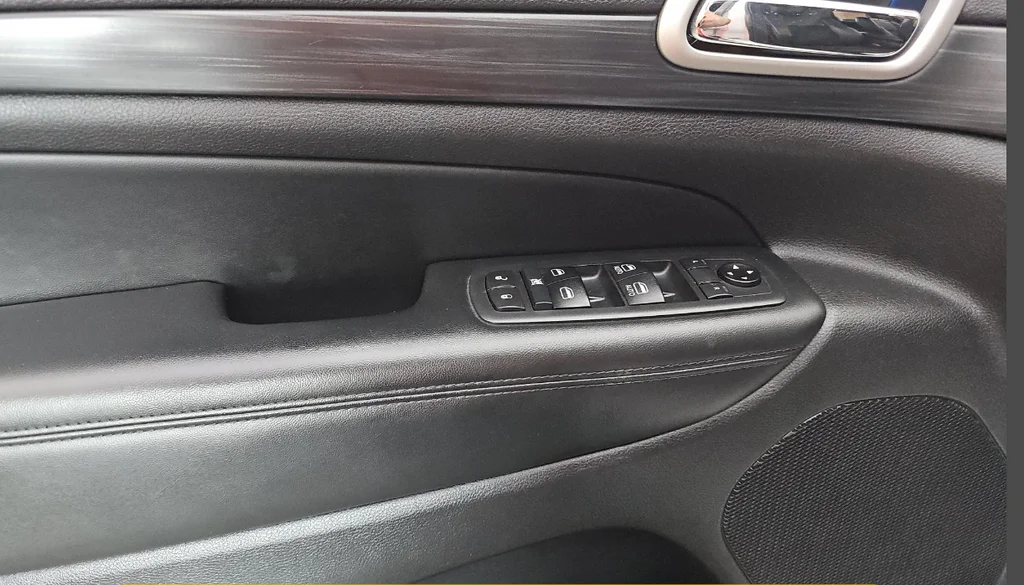 Used 2020 White Jeep Altitude image 35