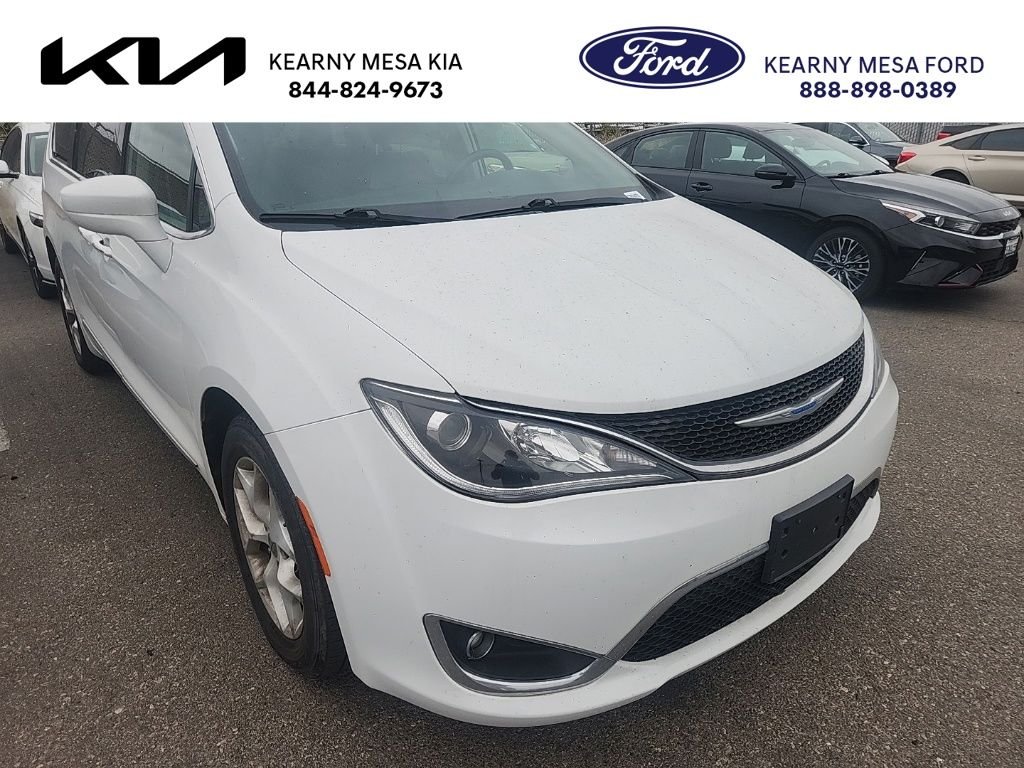 2018 Chrysler Pacifica Touring L's photo