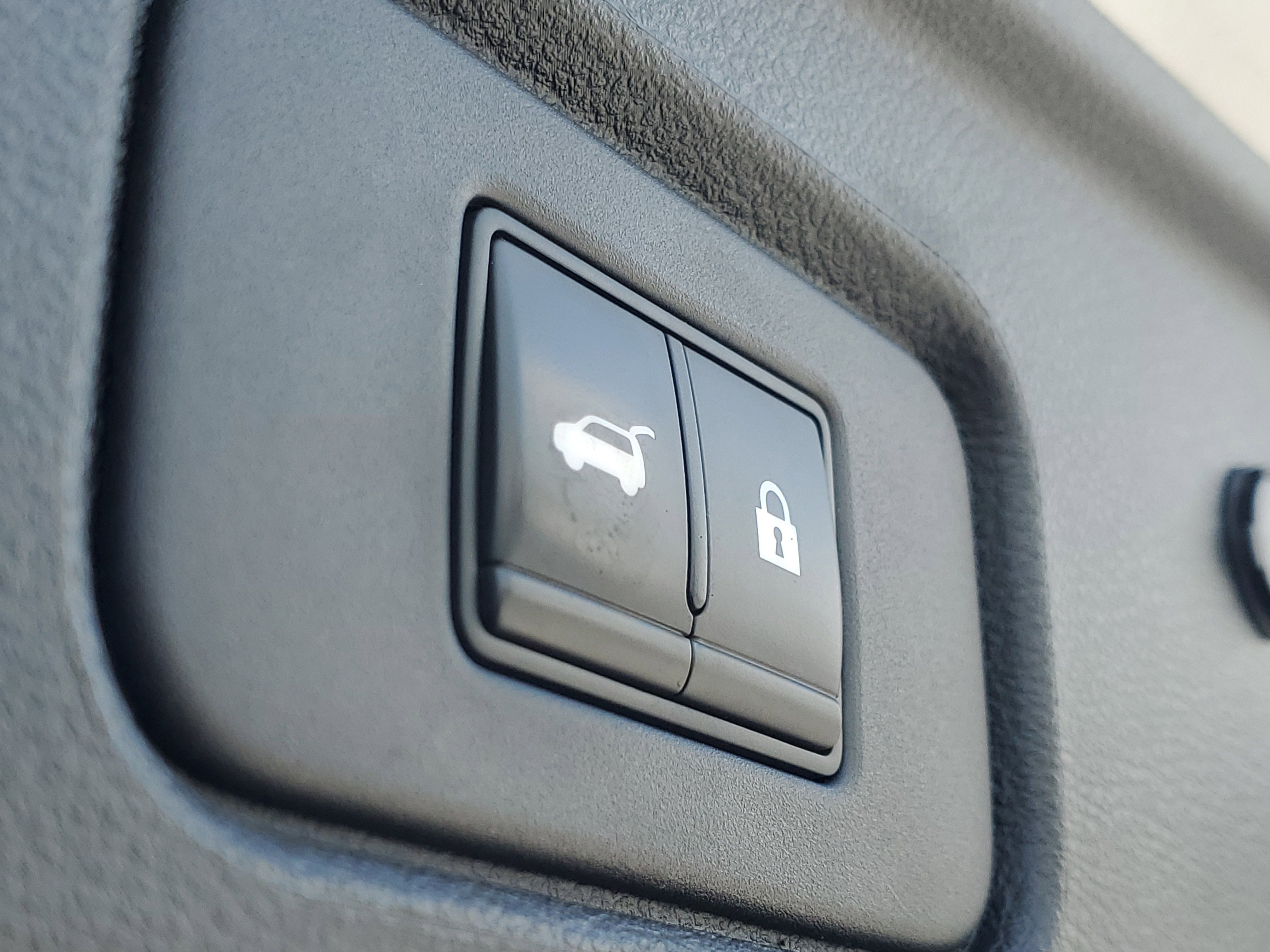 Used 2022 Brilliant Silver Metallic Nissan Platinum image 9